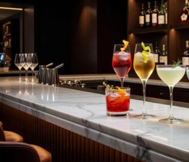 Cocktails signature colorés servis sur un bar élégant